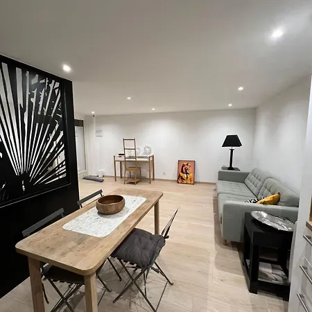 Place A 2 Minutes Du Metro Excellente Localisation Homestay Paris